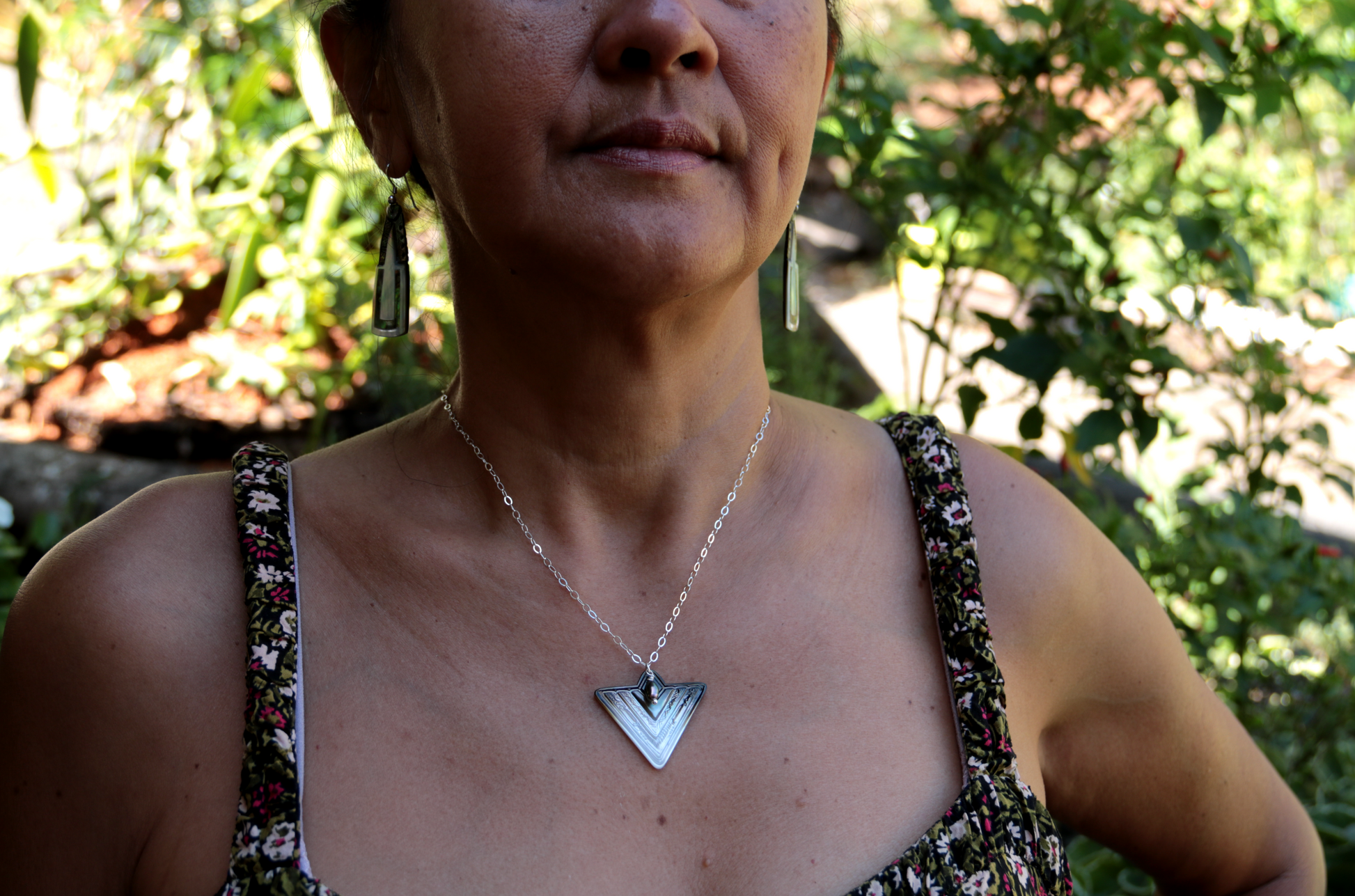 Handmade necklace elegant nacre with tahitian pearl maori design engraved