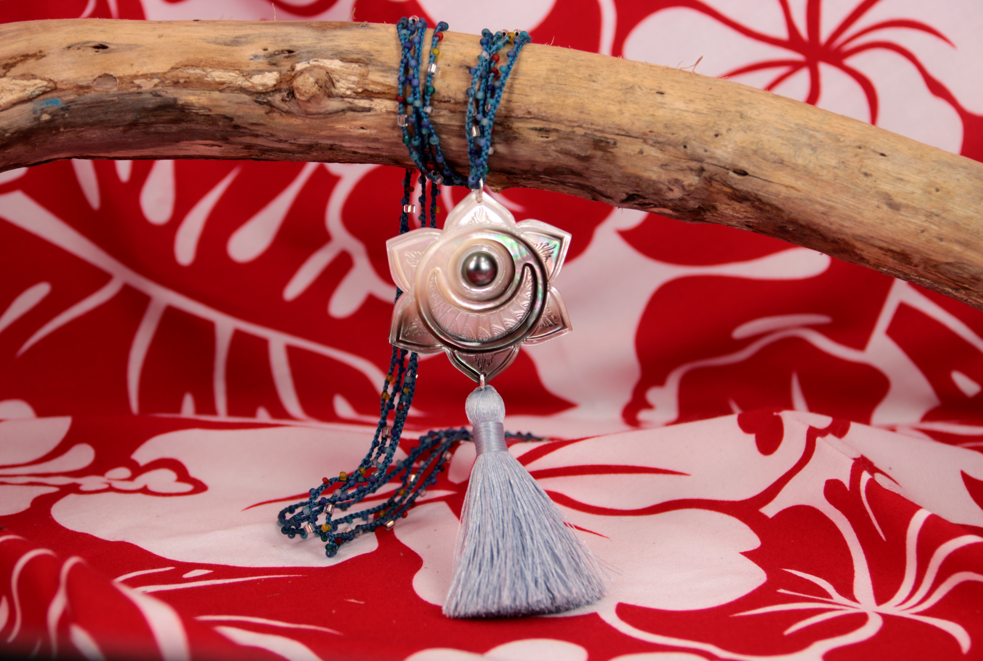 Sautoir perle de Tahiti avec nacre sculptée motifs polynésiens par Prokop Tahiti