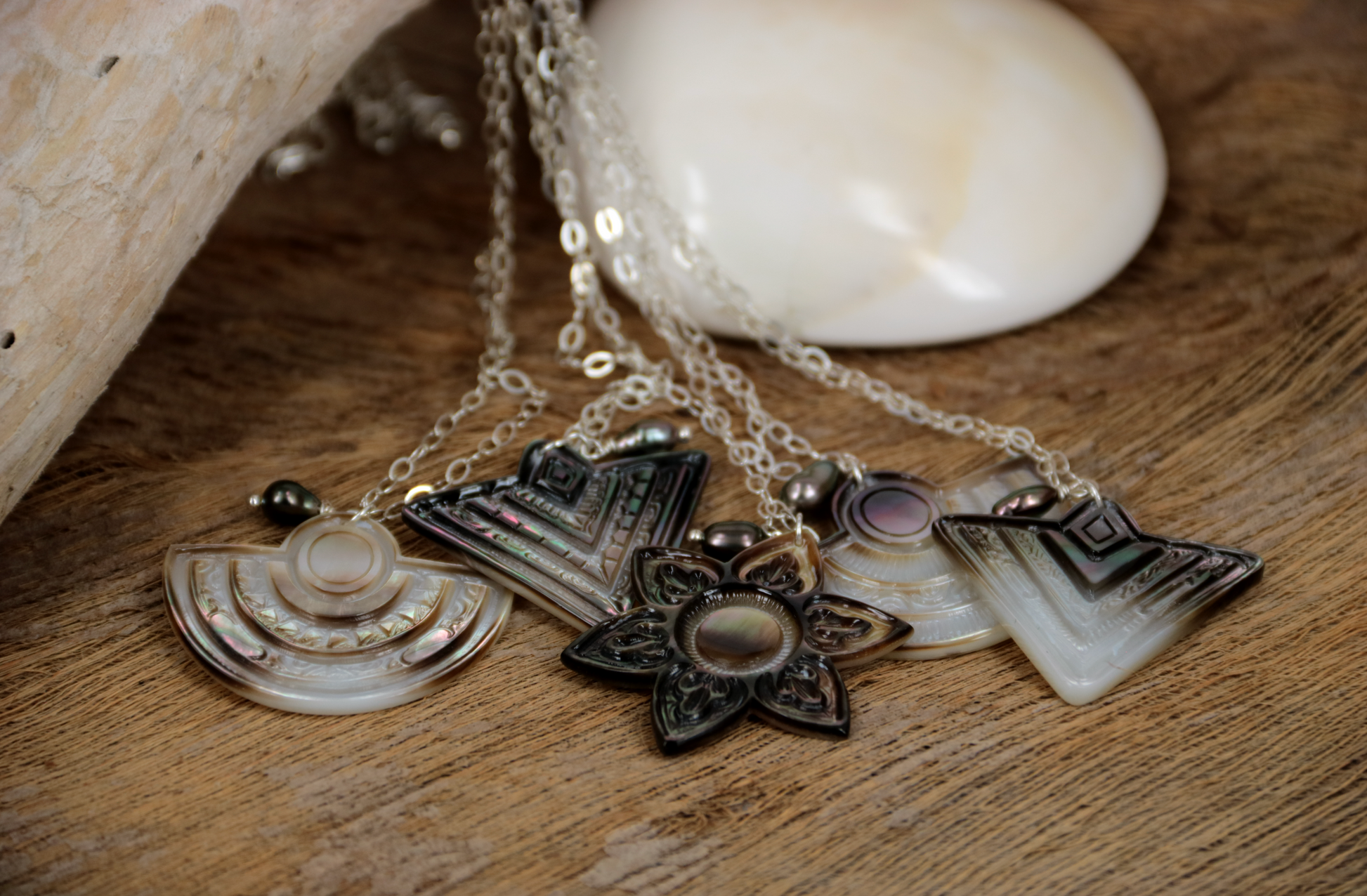 Handmade necklace elegant nacre with tahitian pearl maori design engraved