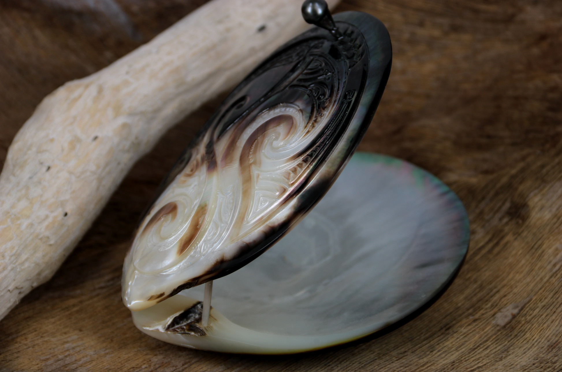 mother of pearl case engraved handmade with Tahitian pearl by Prokop Tahiti