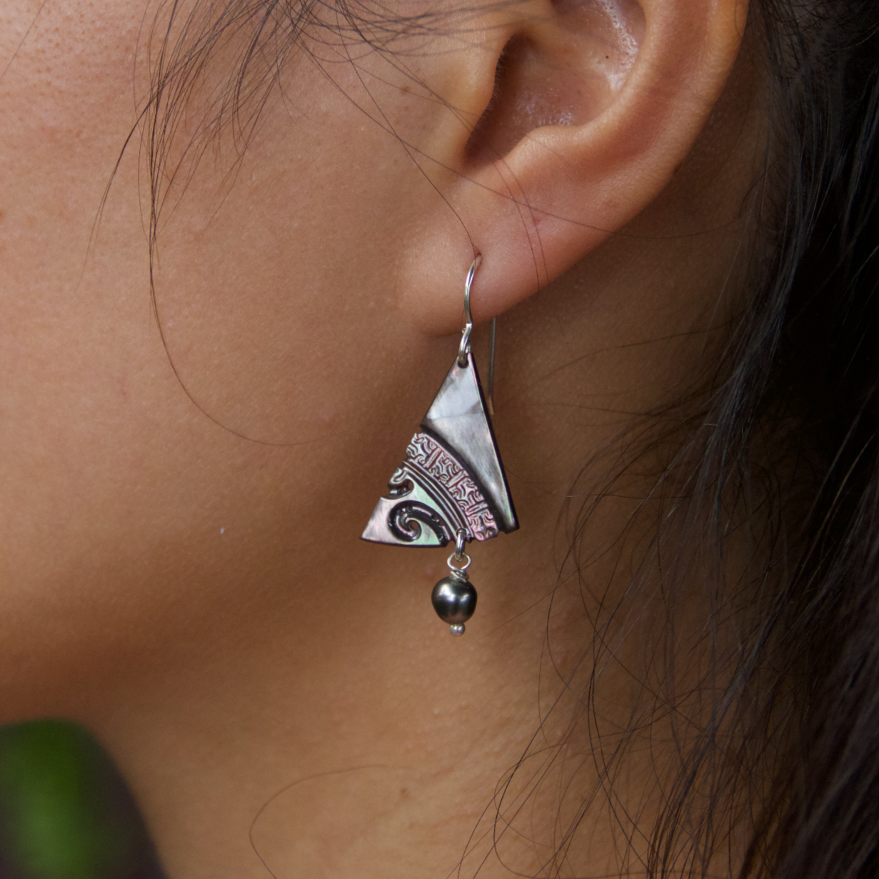 Boucle oreilles gravée nacre symbole tahitien avec Perle de Tahiti ou Keshi par Prokop Tahiti