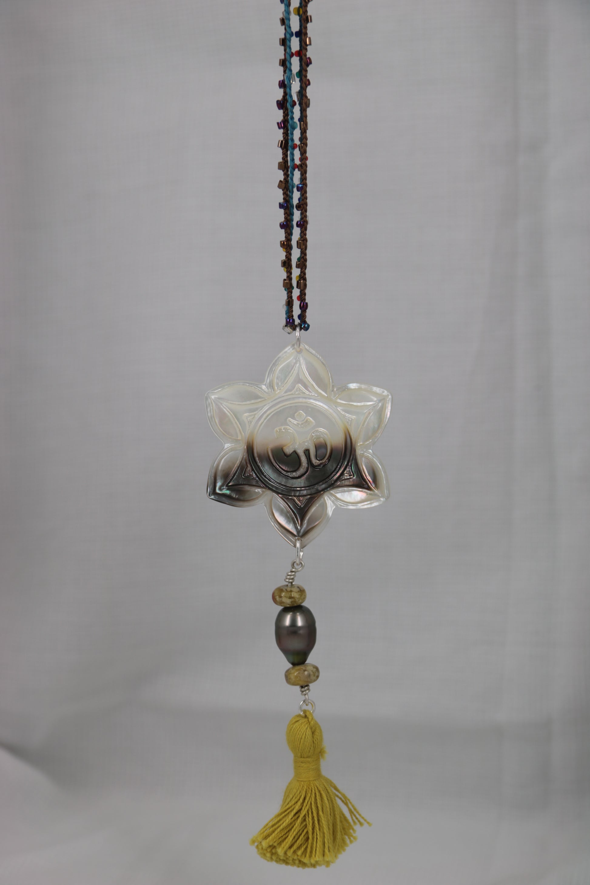 Sautoir perle de Tahiti avec nacre sculptée motifs polynésiens par Prokop Tahiti