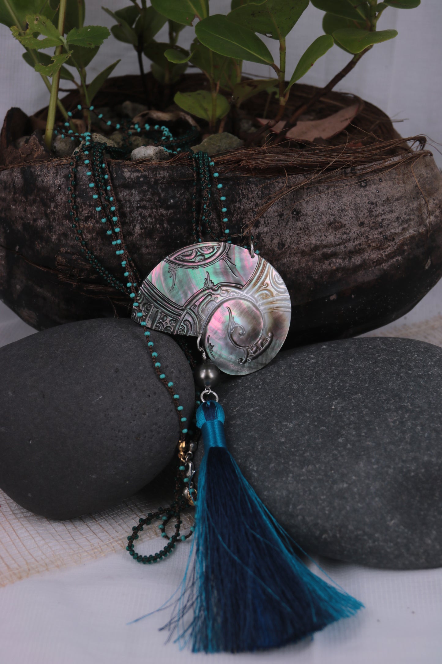Sautoir Hippie Chic avec Nacre gravée et Perle de Tahiti