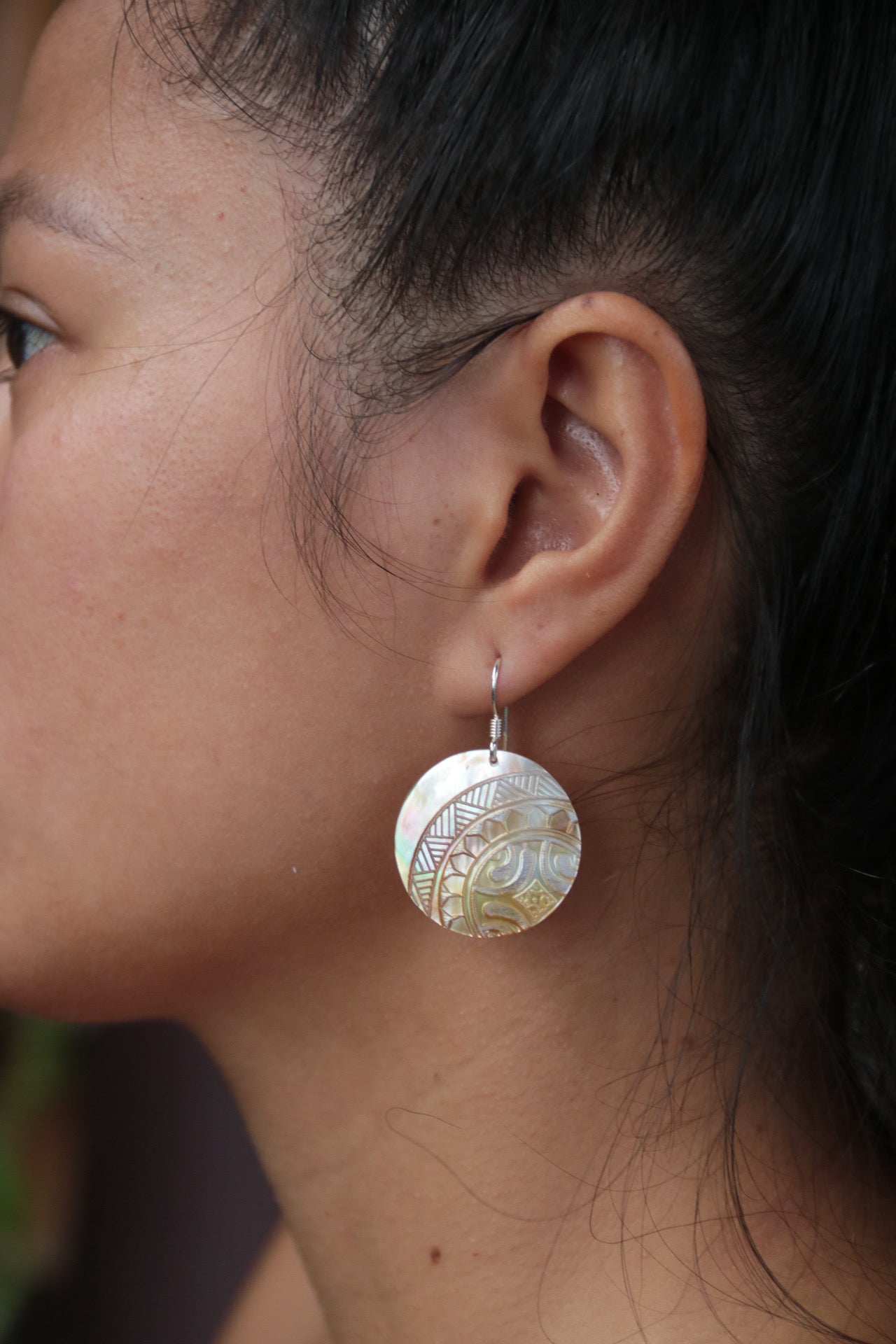 Handmade earrings engraved nacre and maori polynesian design by Prokop Tahiti