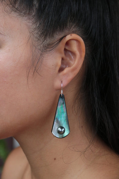 earrings mother of pearl rainbow tahitian pearl colored blue green by Prokop Tahiti
