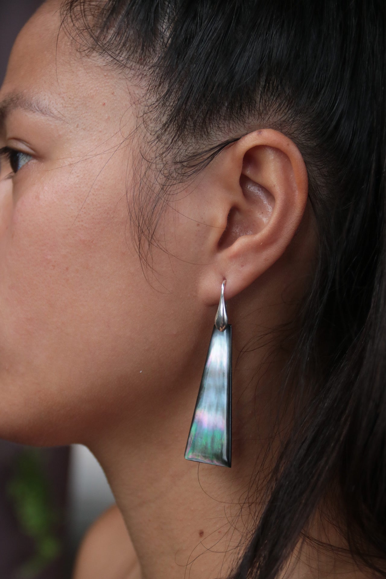 earrings mother of pearl rainbow nacre jewel blue green by Prokop Tahiti