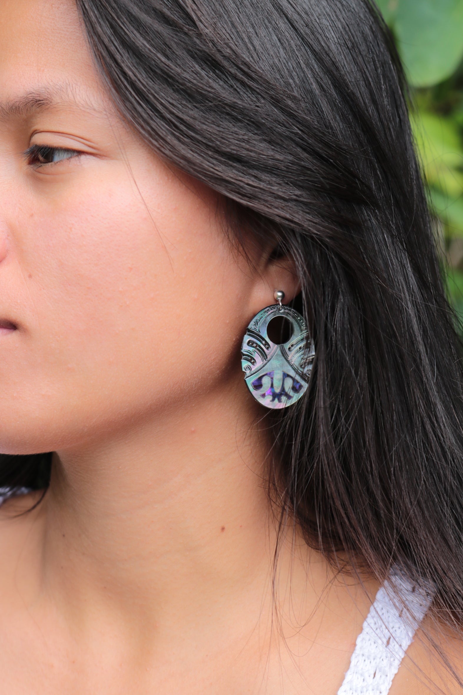 ethnic earrings mother of pearl abalone engraved polynesian handmade by Prokop Tahiti
